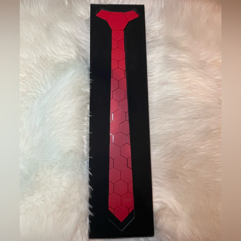 Hex Red Pattern Tie - Picture 4 of 6